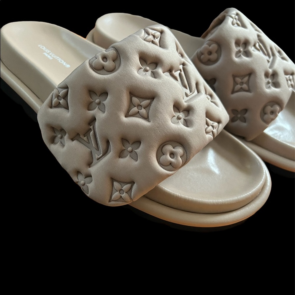 Like New LV Pool comfort slide flip flop sandals